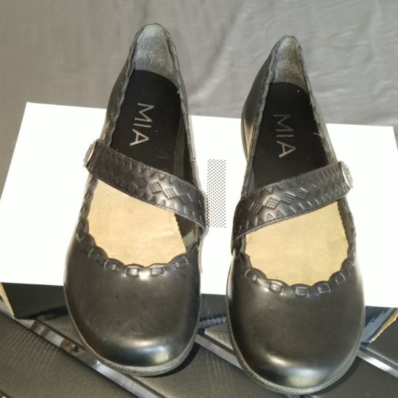 MIA Slip on black leather shoes size 6 - Picture 4 of 8